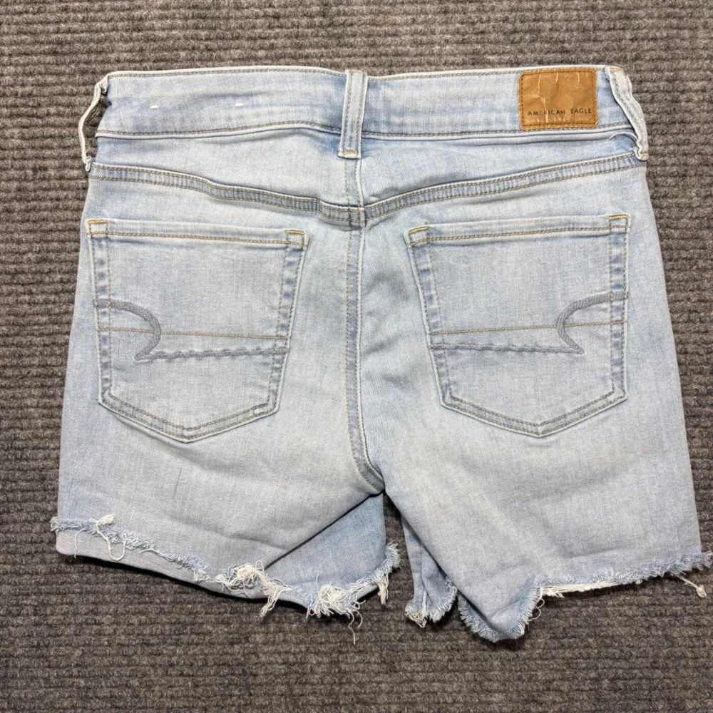 American Eagle Women 2 Midi Denim Shorts Light Wash Next Level Stretch Raw Hem